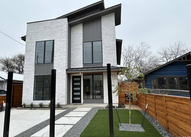 5-bedroom rental at 225 Madison in San Antonio, TX — photo 1