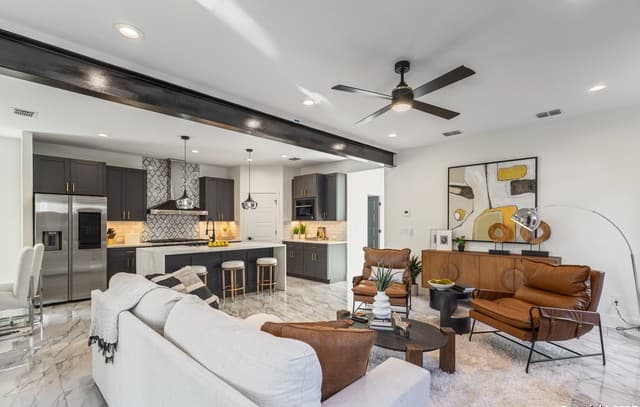 5-bedroom rental at 225 Madison in San Antonio, TX — photo 4