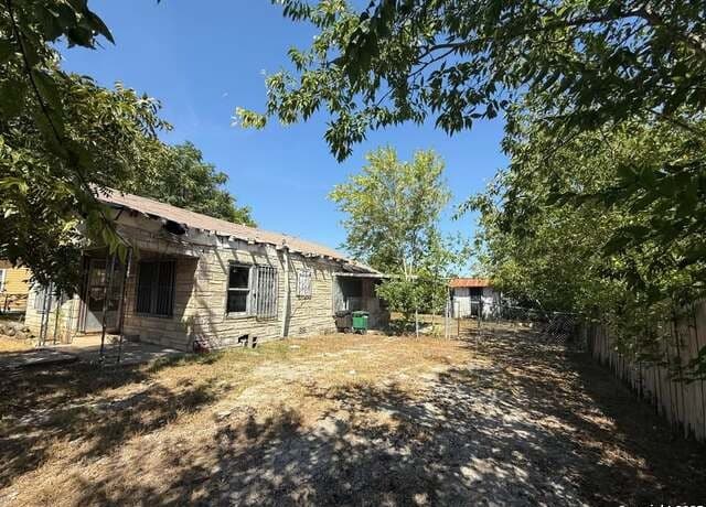 3-bedroom rental at 6618 Tupper in San Antonio, TX — photo 3