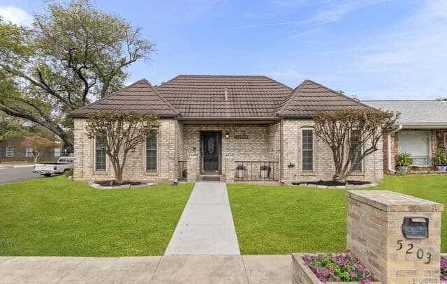 3-bedroom rental at 5203 Metcalf in Windcrest, TX — photo 2
