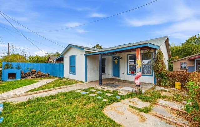 3-bedroom rental at 1119 N Gevers St in San Antonio, TX — photo 1