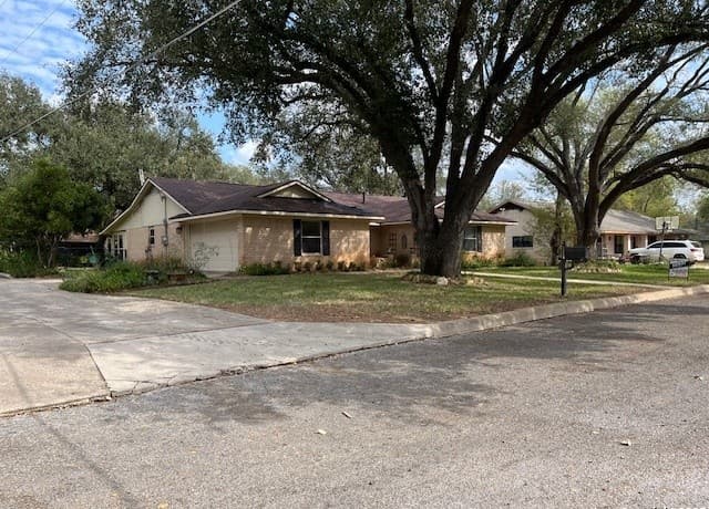 3-bedroom rental at 1216 Mockingbird in Pleasanton, TX — photo 2