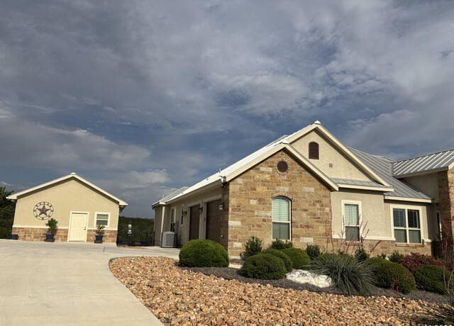 4-bedroom rental at 732 Pr 1712 in Mico, TX — photo 2