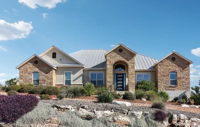 4-bedroom rental at 732 Pr 1712 in Mico, TX — photo 4