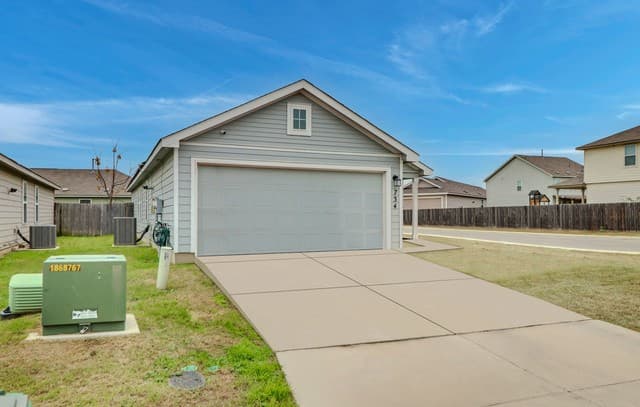 4-bedroom rental at 734 Mizuno Way in San Antonio, TX — photo 5