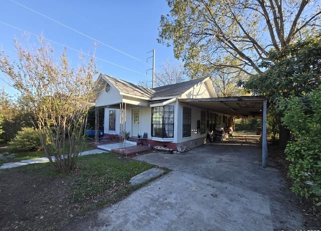 4-bedroom rental at 1806 Santa Anna St in San Antonio, TX — photo 2
