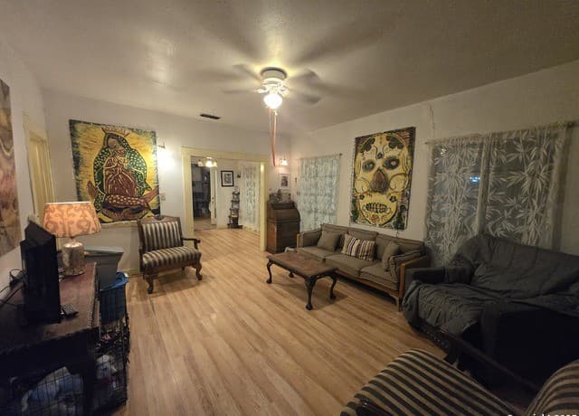 4-bedroom rental at 1806 Santa Anna St in San Antonio, TX — photo 3