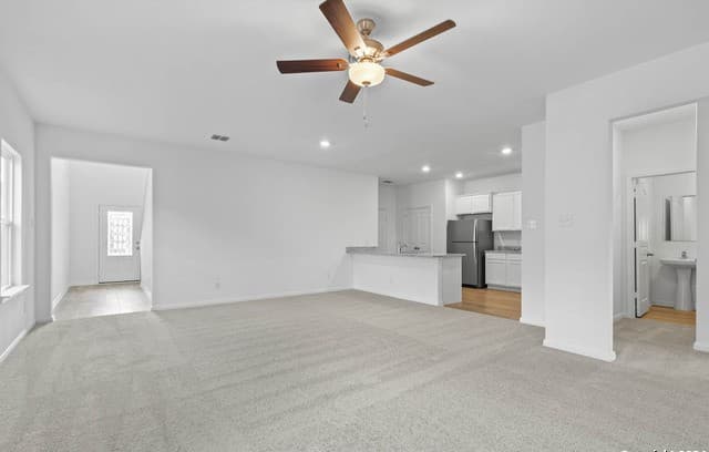 5-bedroom rental at 11707 Water Mesa in San Antonio, TX — photo 4