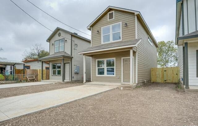 2-bedroom rental at 121 Lawton St in San Antonio, TX — photo 2