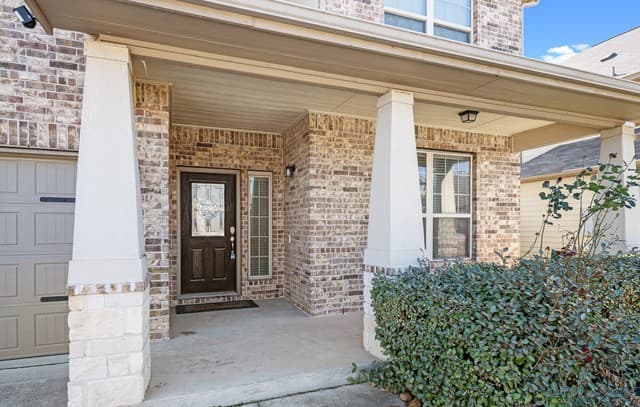 5-bedroom rental at 4548 Meadow Green in Schertz, TX — photo 2