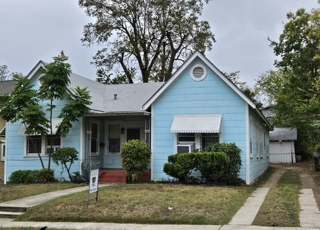 rental at 215 W Ridgewood Ct in San Antonio, TX — photo 1