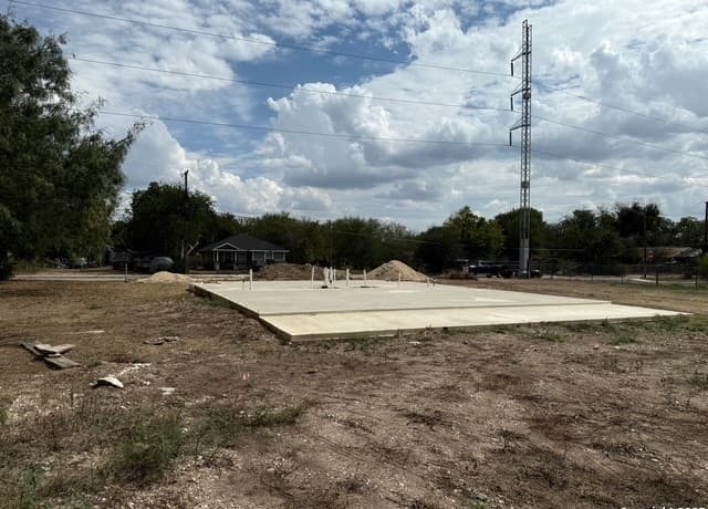 rental at 2327 SW 34th in San Antonio, TX — photo 2