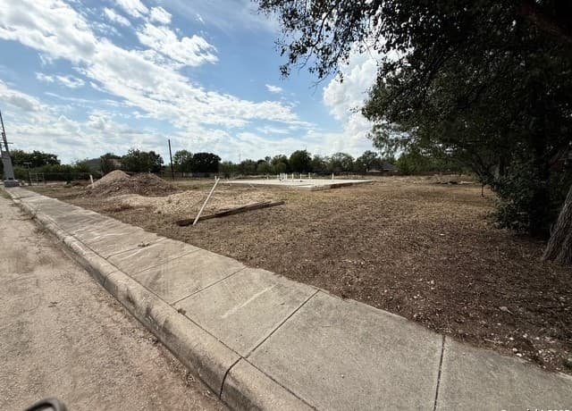 rental at 2327 SW 34th in San Antonio, TX — photo 5