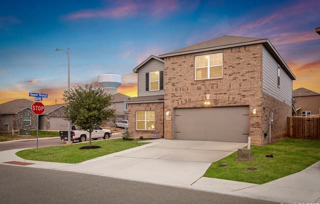 5-bedroom rental at 15102 Jetfire in Von Ormy, TX — photo 2