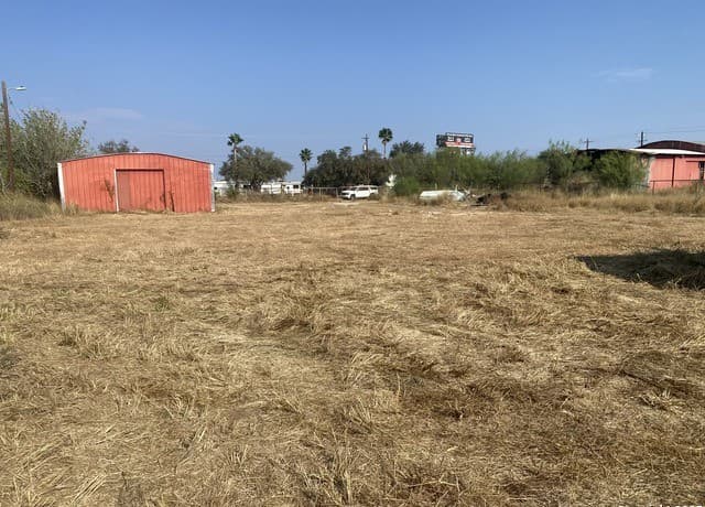 rental at 15650 Interstate Highway 35 in Dilley, TX — photo 1