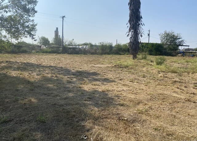 rental at 15650 Interstate Highway 35 in Dilley, TX — photo 2