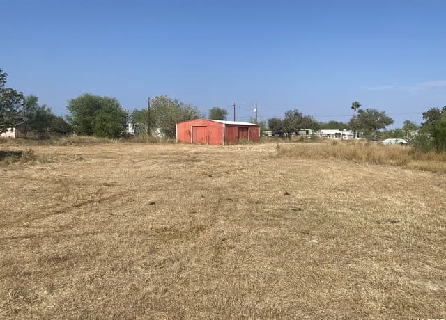 rental at 15650 Interstate Highway 35 in Dilley, TX — photo 4
