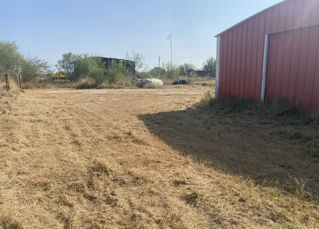 rental at 15650 Interstate Highway 35 in Dilley, TX — photo 5