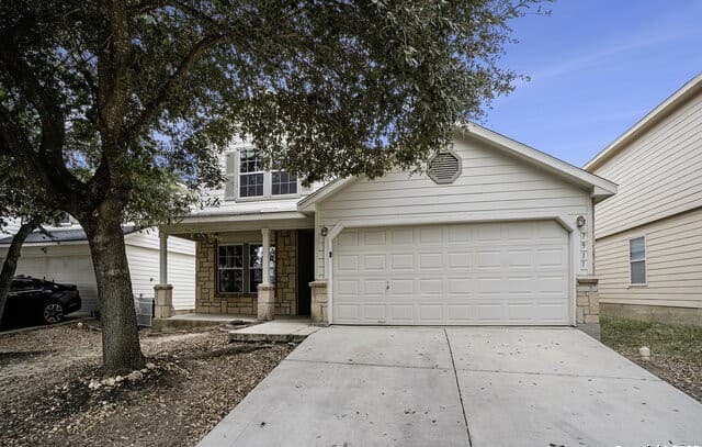 5-bedroom rental at 7911 Maple Leaf in San Antonio, TX — photo 2