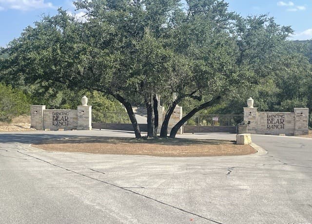 rental at 320 Private Road 1742 in Mico, TX — photo 2
