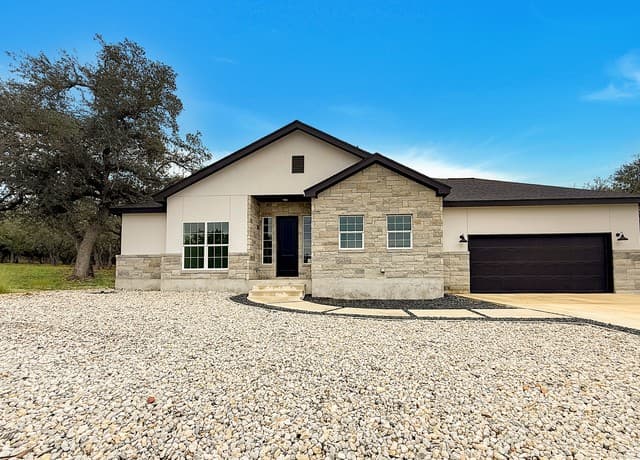 4-bedroom rental at 111 S Jesse Stiff in Blanco, TX — photo 1