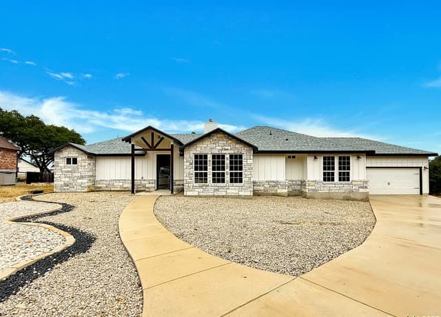 4-bedroom rental at 107 S Lon Price in Blanco, TX — photo 1