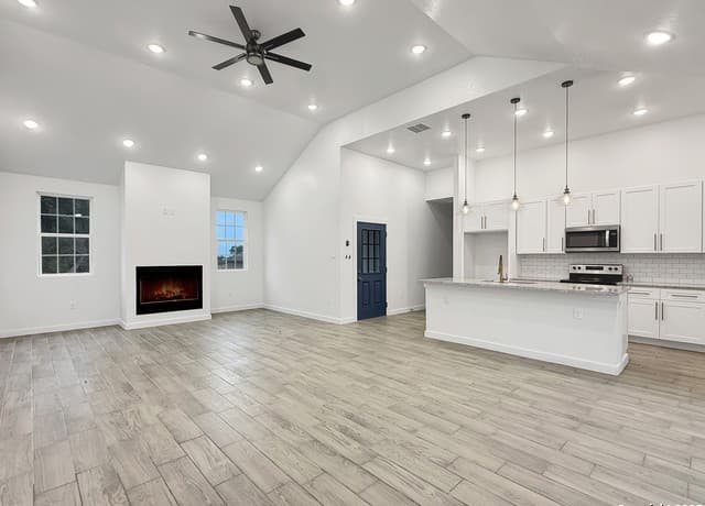 4-bedroom rental at 107 S Lon Price in Blanco, TX — photo 2