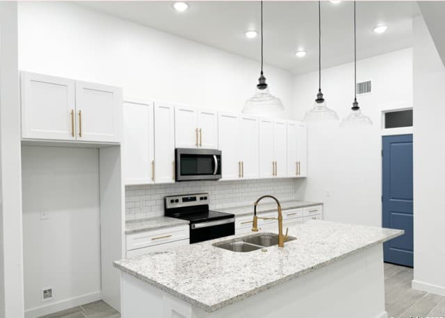 4-bedroom rental at 107 S Lon Price in Blanco, TX — photo 4