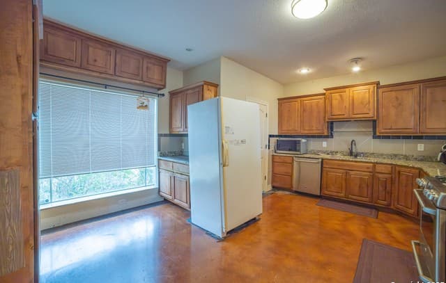 4-bedroom rental at 12219 Course View in San Antonio, TX — photo 3