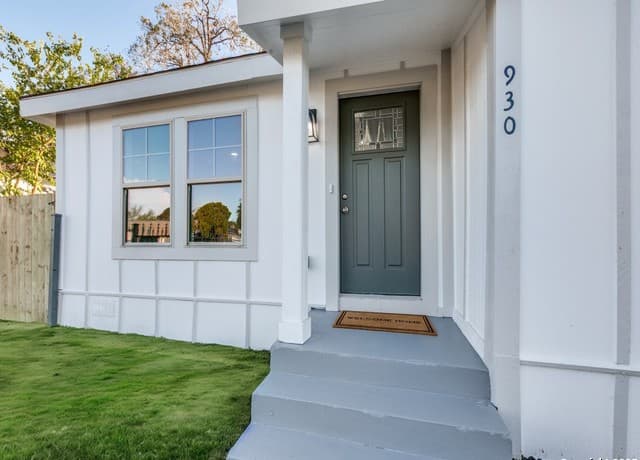3-bedroom rental at 930 Schley Ave in San Antonio, TX — photo 2