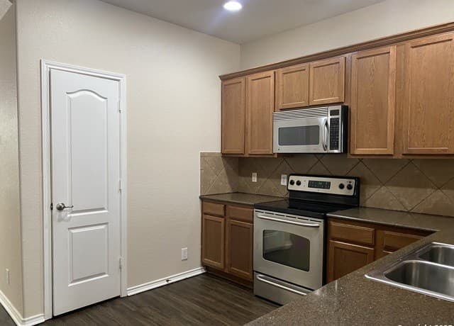 3-bedroom rental at 6202 W Jolie Ct in San Antonio, TX — photo 4