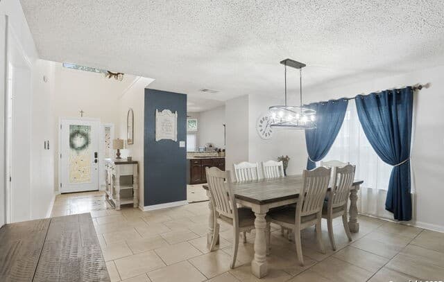 Home for sale at 393 Fenwick Dr. in Windcrest, TX — photo 5