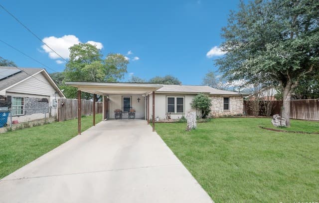 4-bedroom rental at 1415 Longhorn in Floresville, TX — photo 4