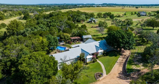 4-bedroom rental at 3936 S State HWY 16 in Fredericksburg, TX — photo 2