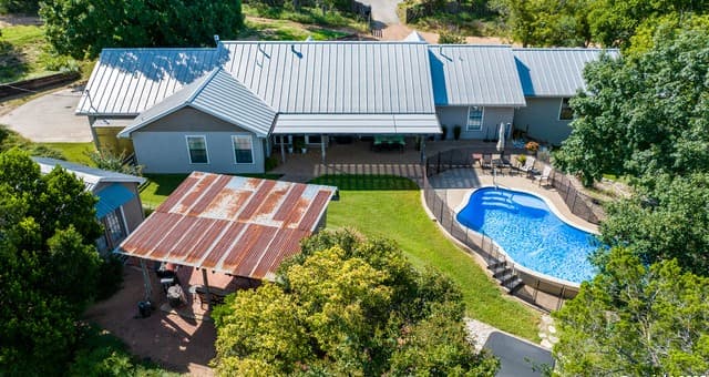 4-bedroom rental at 3936 S State HWY 16 in Fredericksburg, TX — photo 3