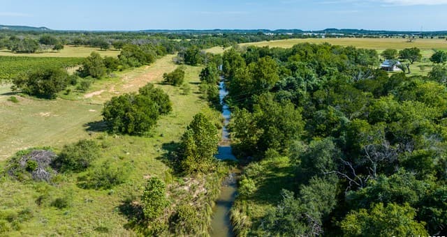 4-bedroom rental at 3936 S State HWY 16 in Fredericksburg, TX — photo 4