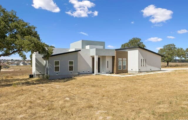 3-bedroom rental at 147 Las Palomas in La Vernia, TX — photo 1