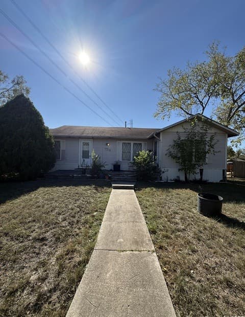 2-bedroom rental at 736 Fulton in San Antonio, TX — photo 1
