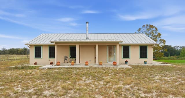 3-bedroom rental at 142 Chaparral in Floresville, TX — photo 1