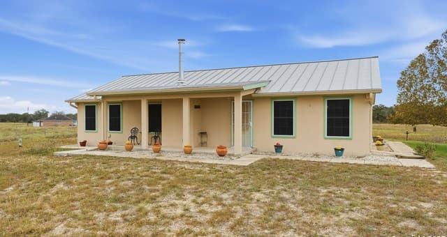 3-bedroom rental at 142 Chaparral in Floresville, TX — photo 2