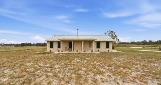 3-bedroom rental at 142 Chaparral in Floresville, TX — photo 3