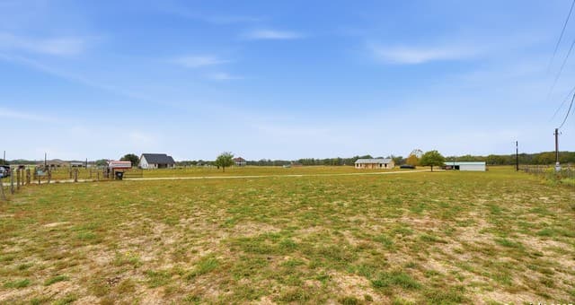 3-bedroom rental at 142 Chaparral in Floresville, TX — photo 4