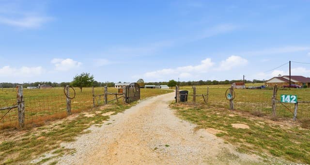 3-bedroom rental at 142 Chaparral in Floresville, TX — photo 5