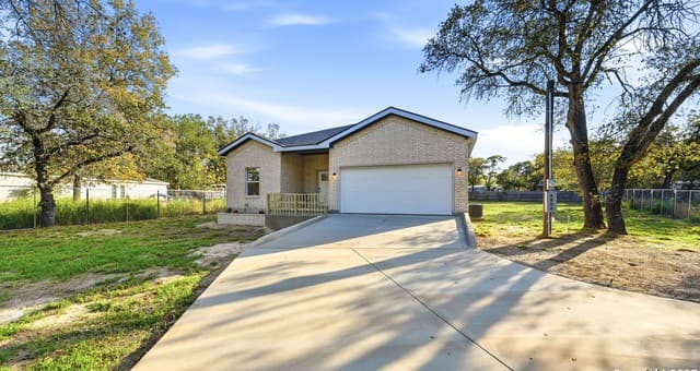 4-bedroom rental at 4606 Lee Way in Elmendorf, TX — photo 2