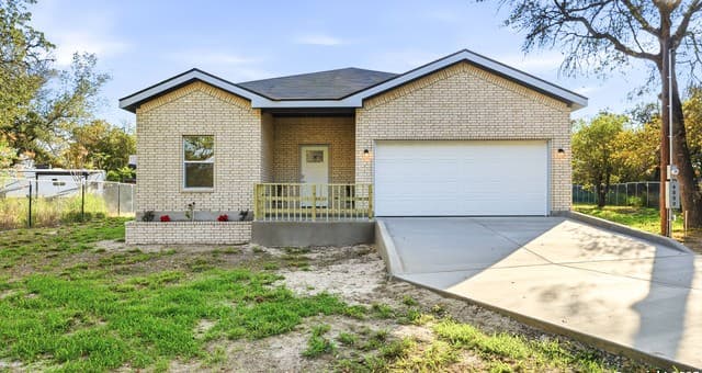 4-bedroom rental at 4606 Lee Way in Elmendorf, TX — photo 3