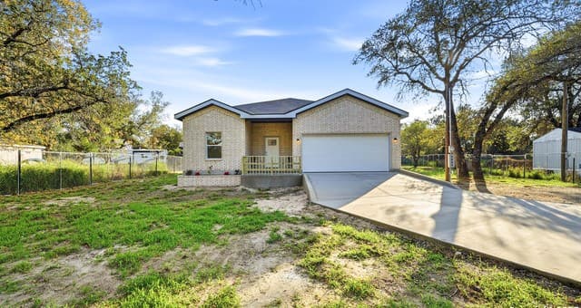 4-bedroom rental at 4606 Lee Way in Elmendorf, TX — photo 4