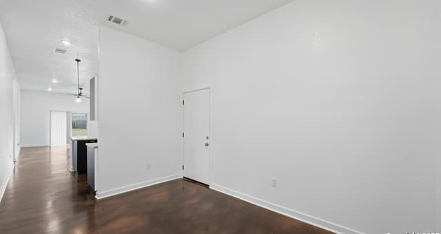 4-bedroom rental at 4606 Lee Way in Elmendorf, TX — photo 5