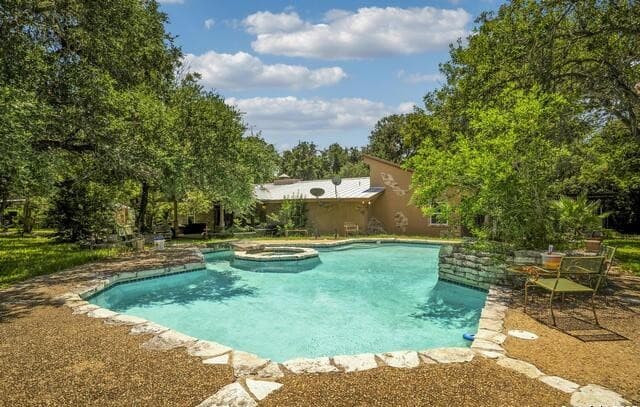 2-bedroom rental at 155 W Zavalla in San Antonio, TX — photo 1