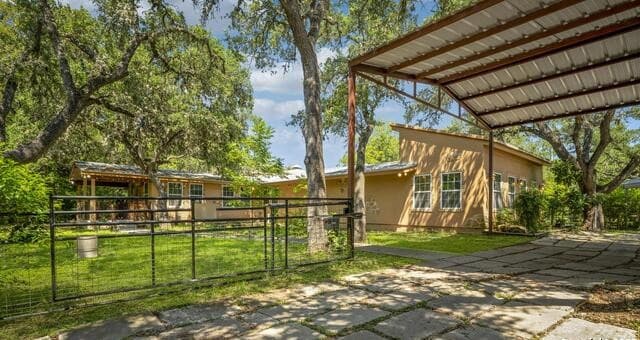 2-bedroom rental at 155 W Zavalla in San Antonio, TX — photo 3