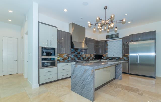 5-bedroom rental at 100 Canterbury Hill in Terrell Hills, TX — photo 3